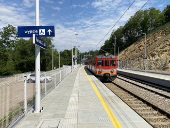Mijanka w Barwałdzie Średnim - pociąg stoi przy nowym peronie
