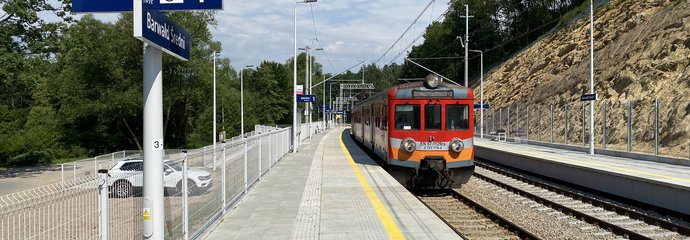 Mijanka w Barwałdzie Średnim - pociąg stoi przy nowym peronie