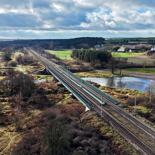 Most kolejowy nad Nidą, widok z lotu ptaka, fot. Piotr Hamarnik