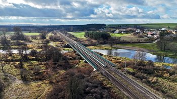 Most kolejowy nad Nidą, widok z lotu ptaka, fot. Piotr Hamarnik