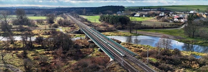 Most kolejowy nad Nidą, widok z lotu ptaka, fot. Piotr Hamarnik
