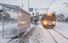 Nowy Targ - podróżni na peronie, obok stoi pociąg do Zakopanego, fot. Łukasz Hachuła