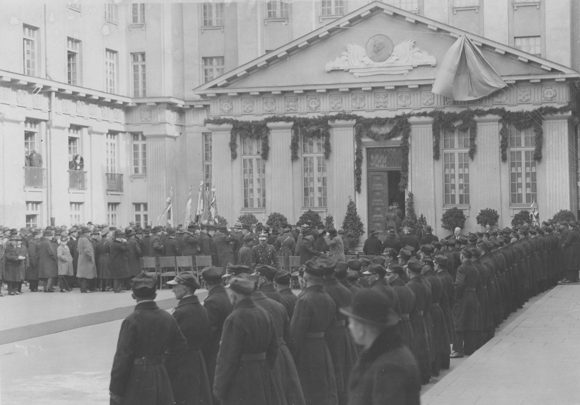 Odsłonięcie podobizny J. Piłsudskiego, zgromadzeni na dziedzińcu uczestnicy wydarzenia.