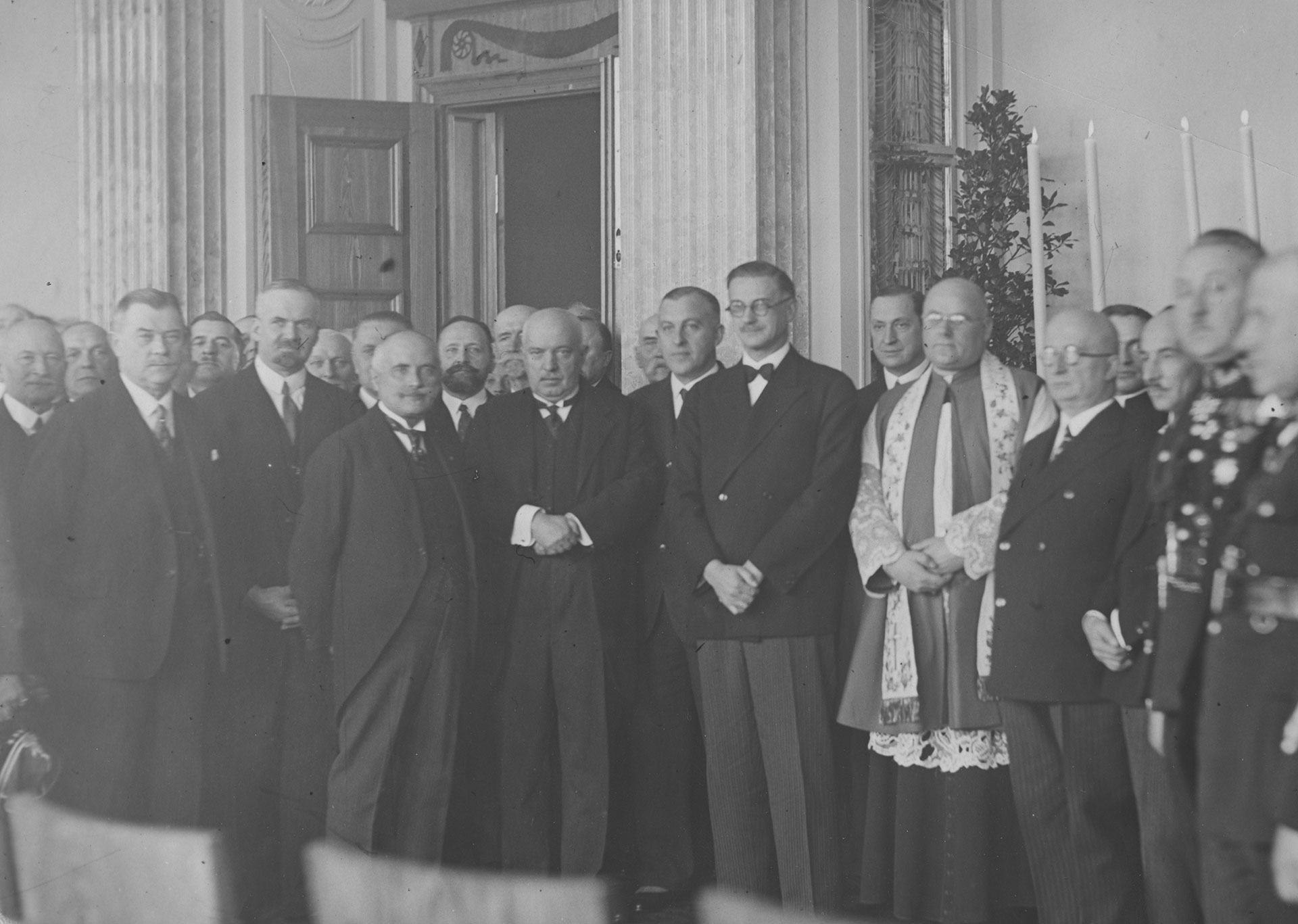 Uroczyste poświęcenie budynku, uczestnicy ceremonii.