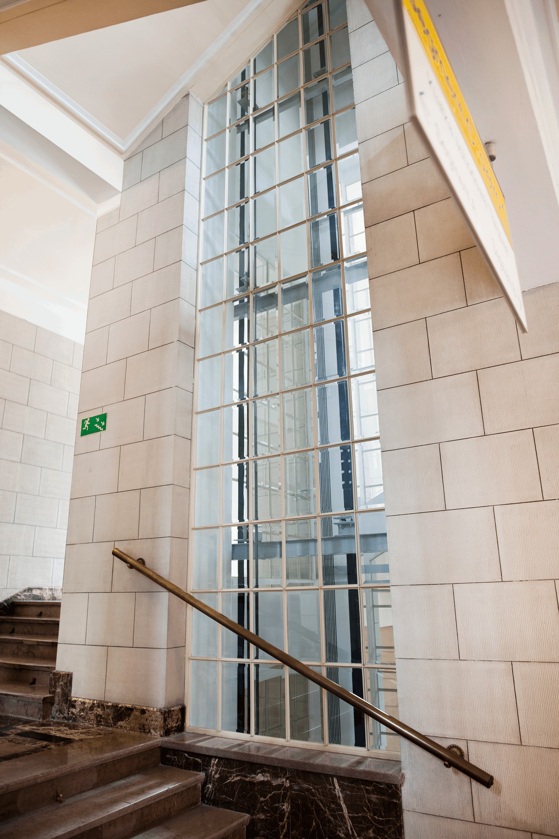 Mosiężne poręczne z elementami dekoracyjnymi w typie Art Deco