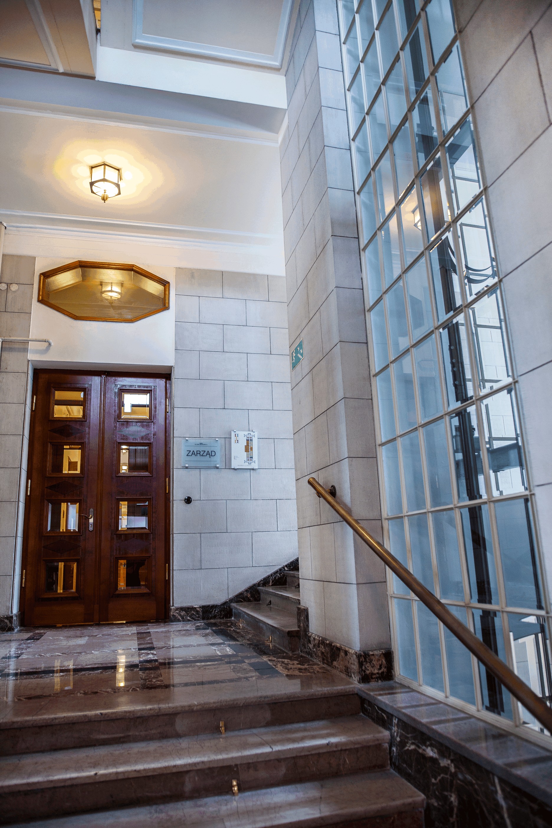 Drewniane drzwi wejściowe do gabinetów zarządu