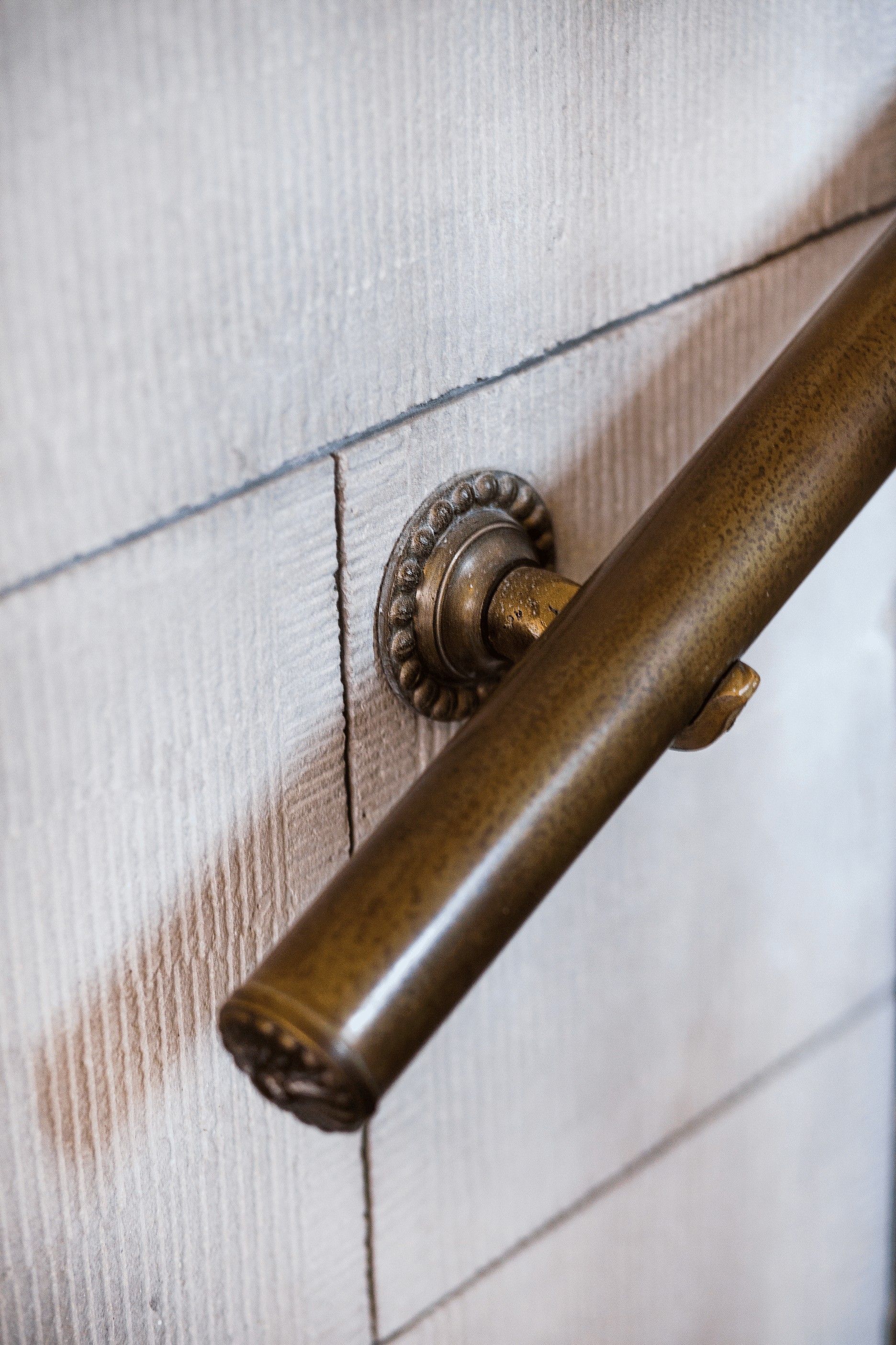 Zbliżenie na mosiężną poręcz z elementami dekoracyjnymi w typie Art Deco