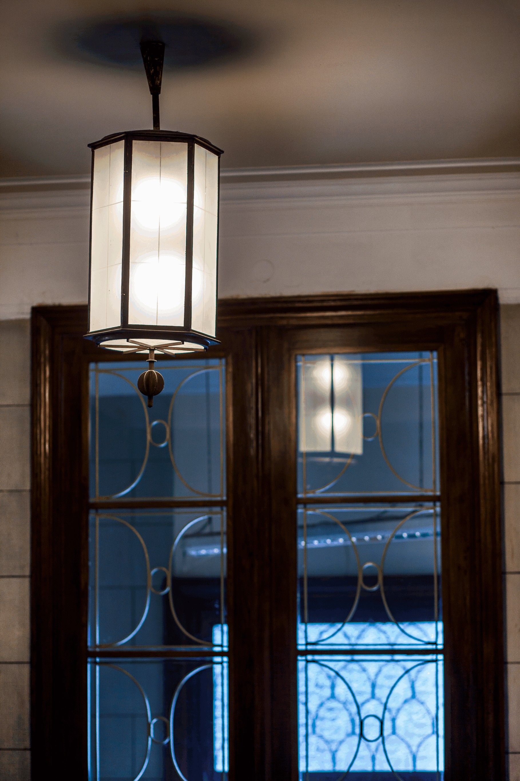 Widok na żyrandol nad głównym wejściem do siedziby.