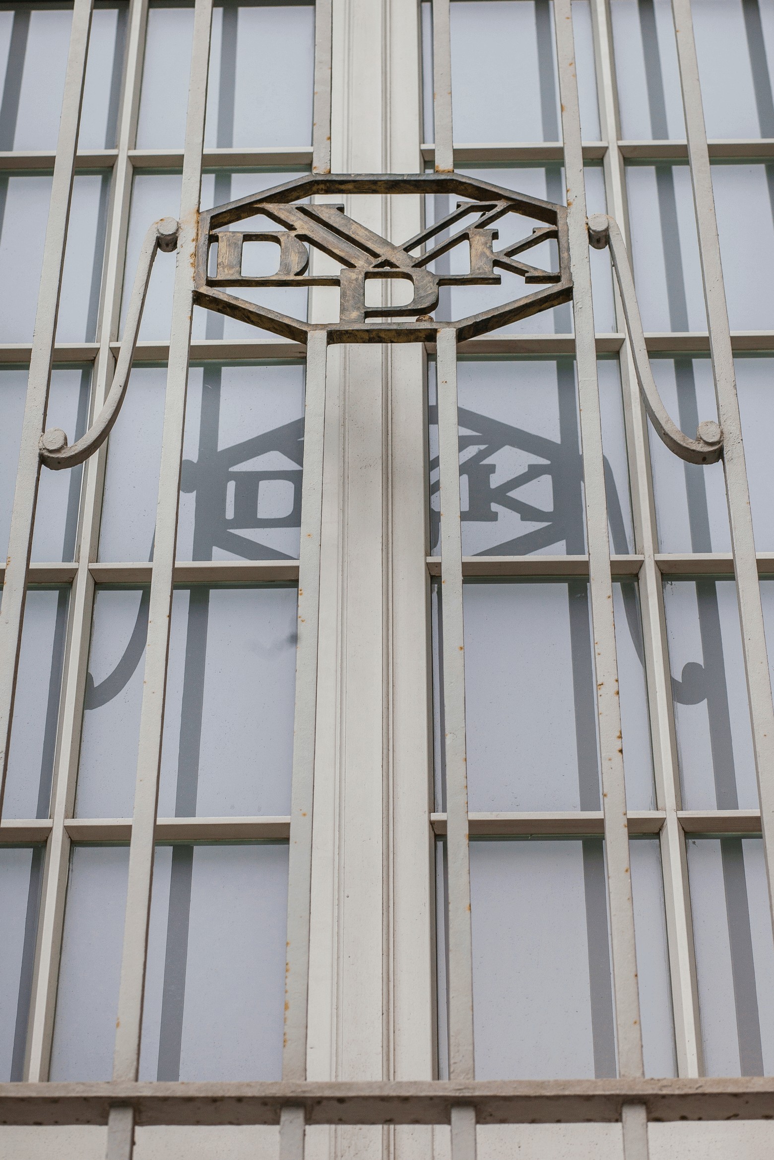 Kraty okienne z elementami liter „WDKP”