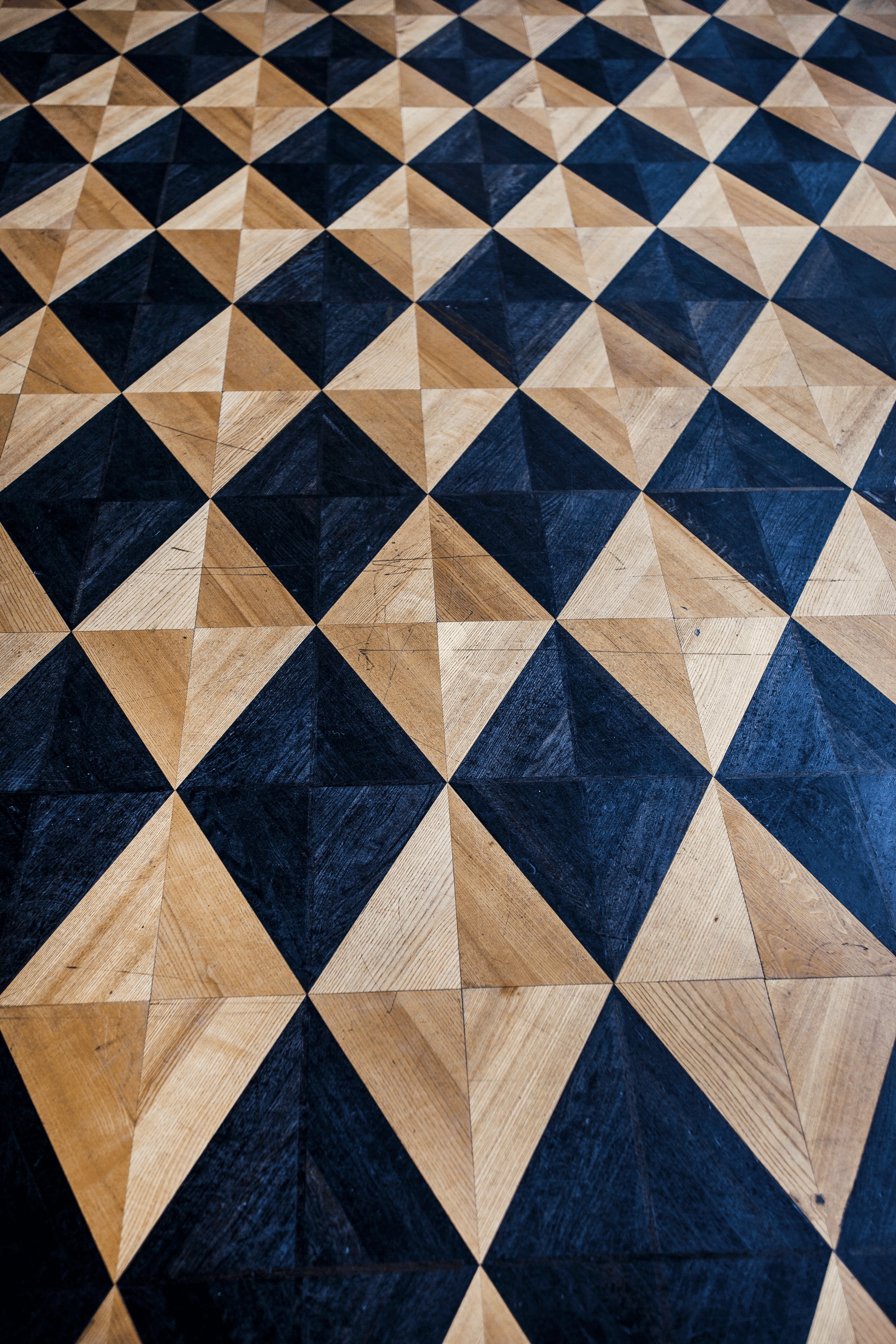 Zbliżenie na drewnianą posadzkę w sali reprezentacyjnej w prezydium. 