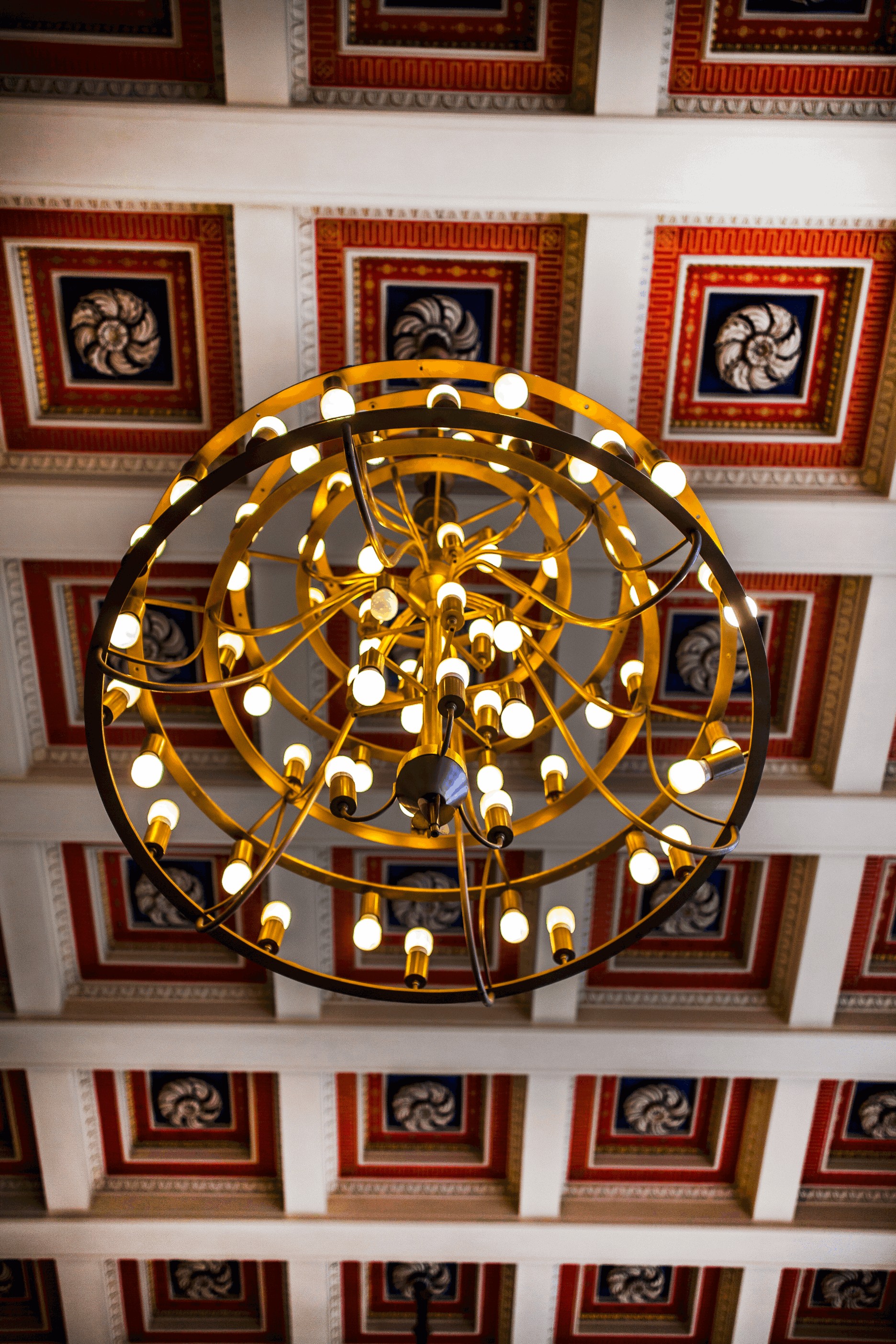  Strop kasetonowy oraz mosiężny żyrandol