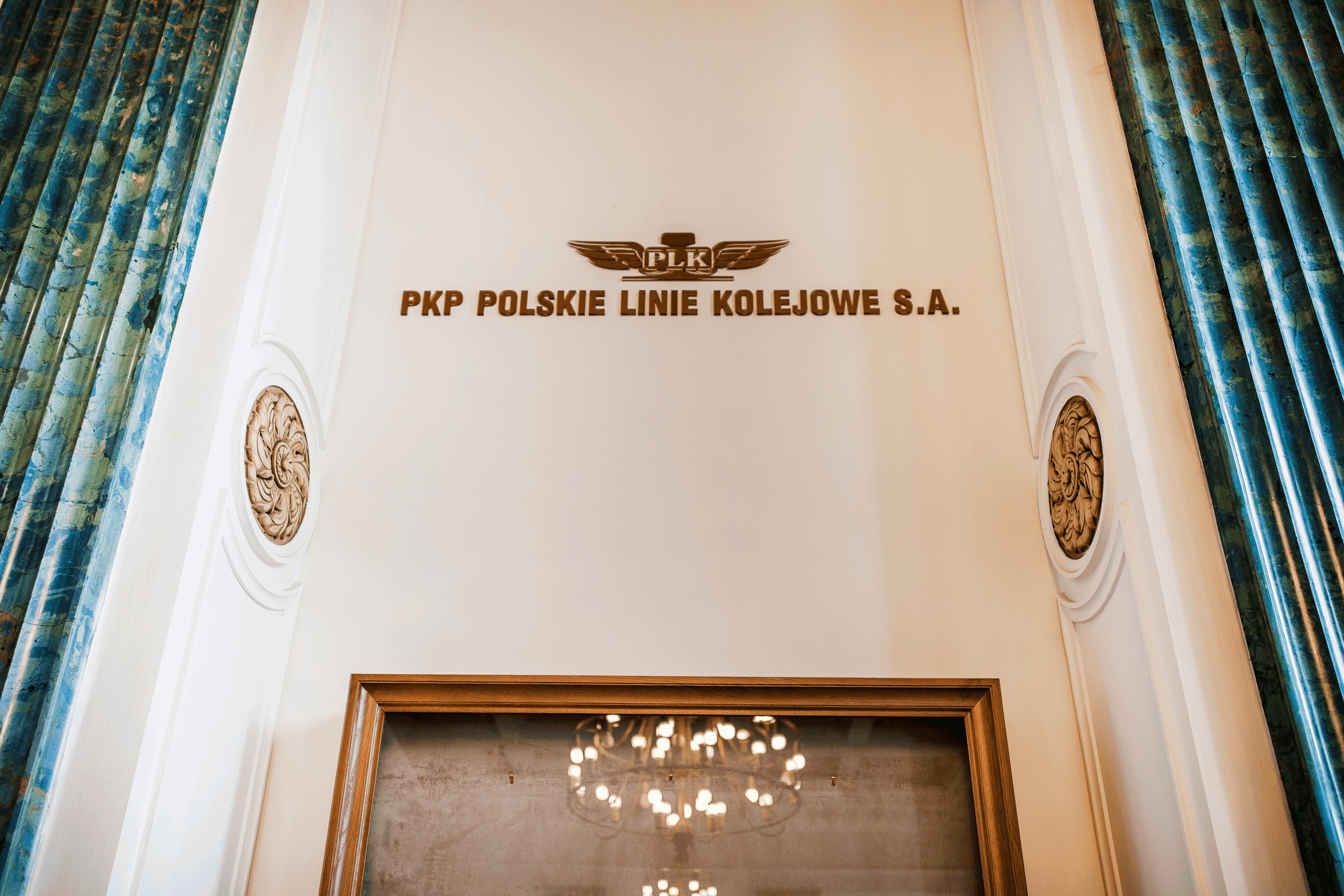 Logotyp na ścianie w sali A