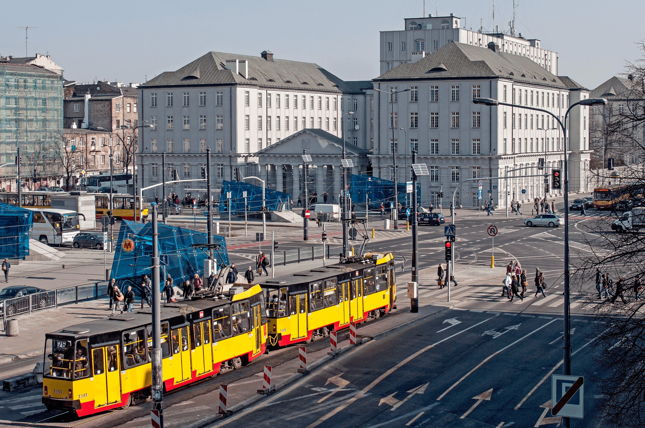 Widok na budynek i trasę W-Z. Na skrzyżowaniu tramwaj.