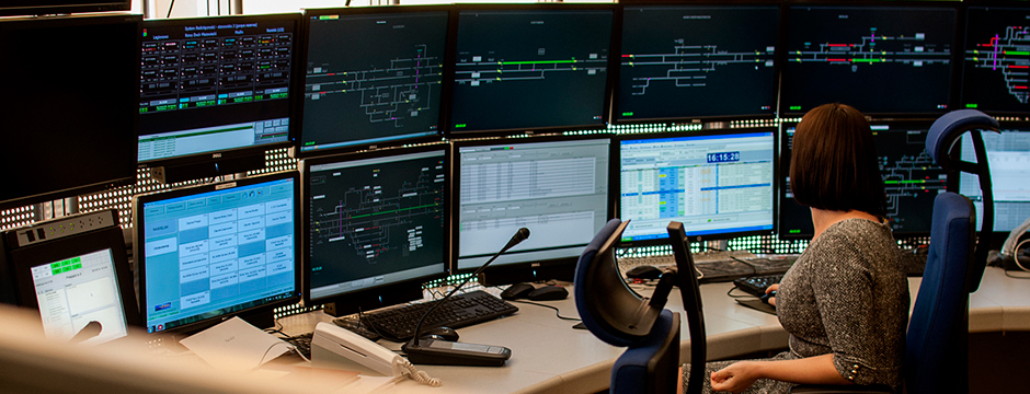 Zdjęcie promocyjne przedstawiające dyżurną ruchu podczas pracy